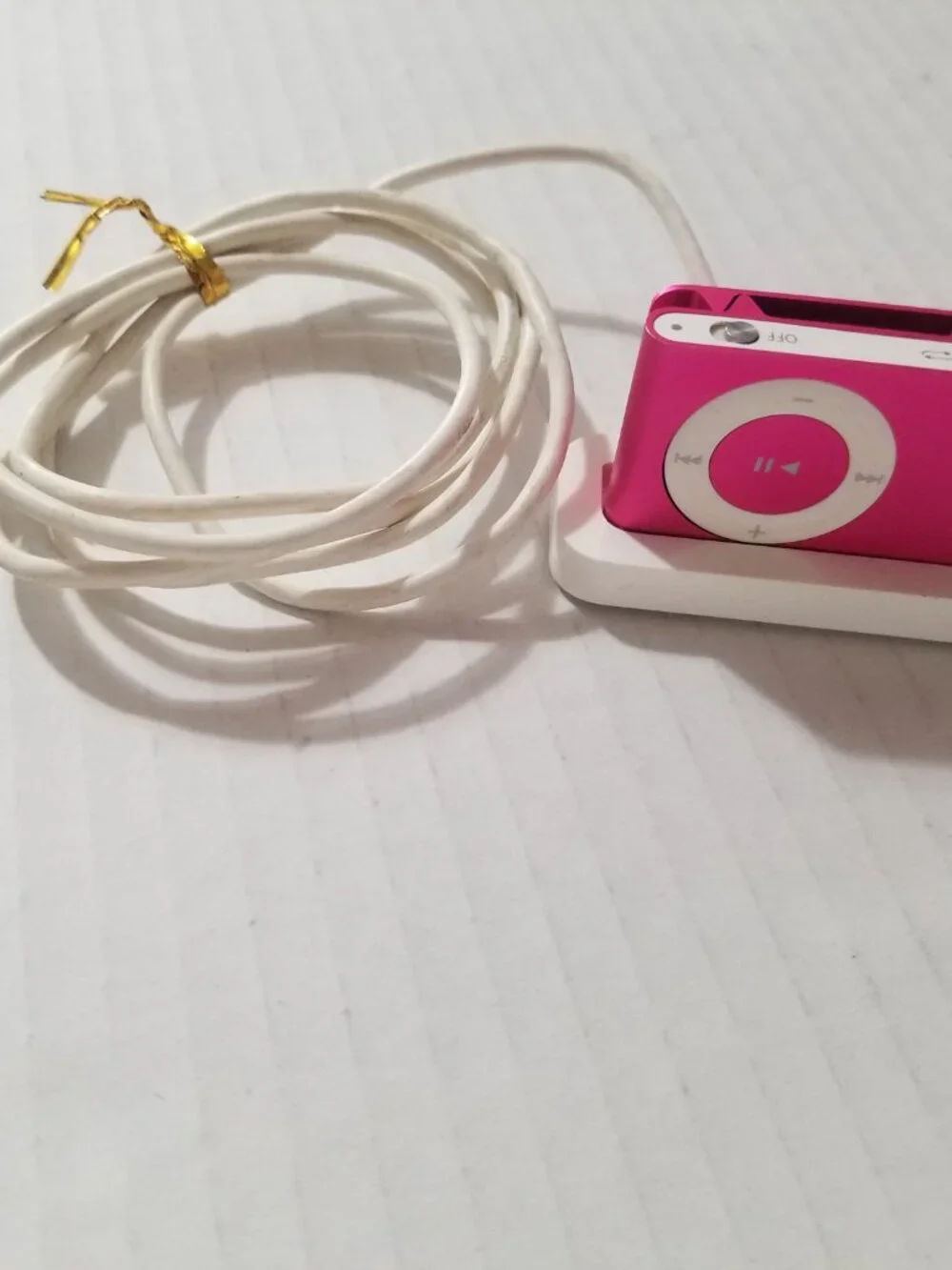 Apple iPod Shuffle (2nd Generation) Pink 1GB with Charging Dock